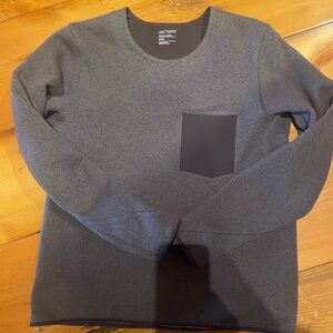 Arc'teryx Women's Black and Gray Top